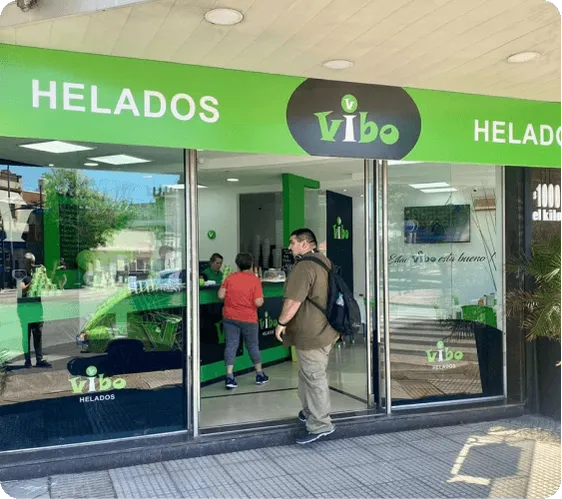 Local Vibo Helados - Espacio de mesas y salón